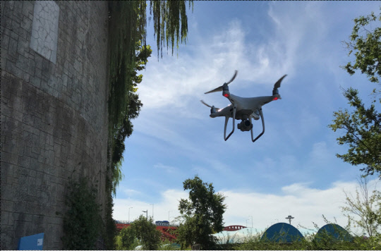 드론 활용 시설물 점검 모습.  <사진=서울시>